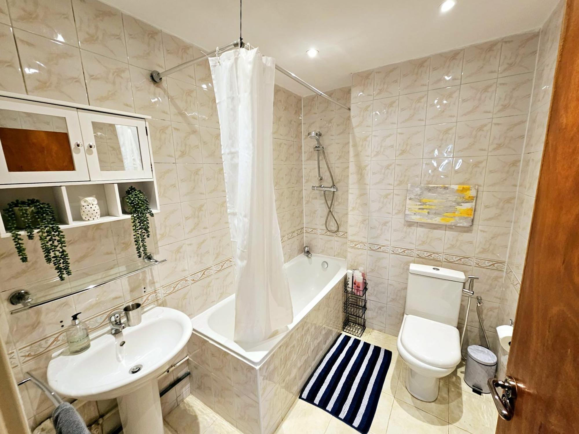 Bright & Spacious Home In Building With Lift, Right Next To Bayswater Station - Walk To Kensington Palace, Hyde Park, Little Venice & Notting Hill ロンドン エクステリア 写真